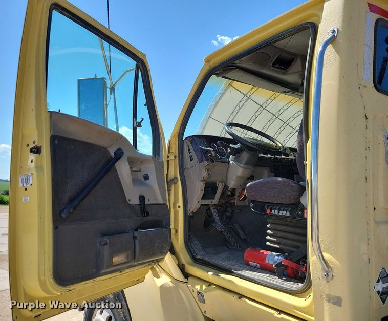 image for item DX7116 2002 Sterling AT9500 semi truck