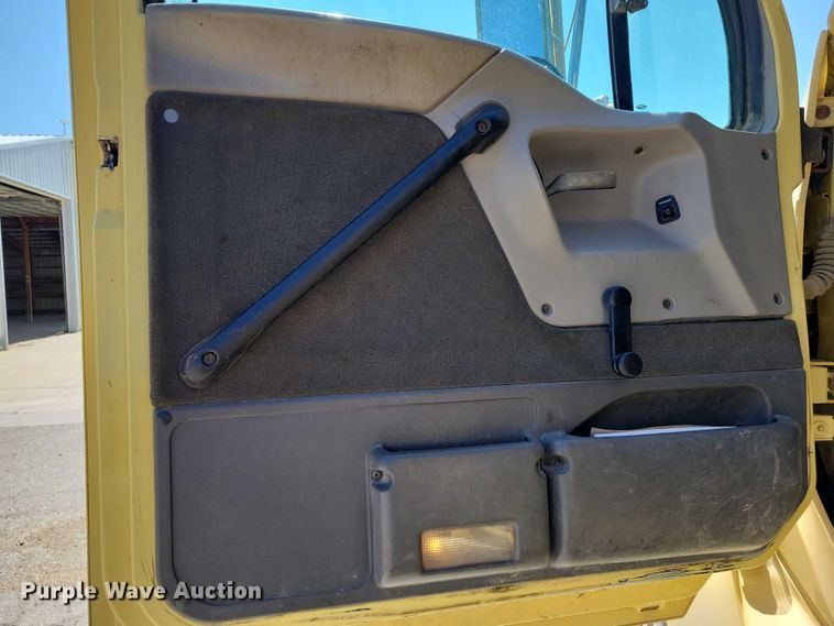 image for item DX7116 2002 Sterling AT9500 semi truck