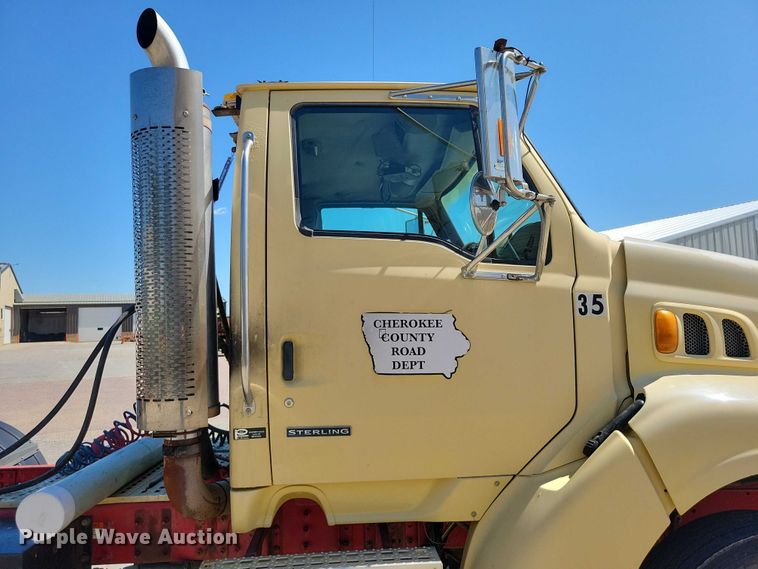 image for item DX7116 2002 Sterling AT9500 semi truck