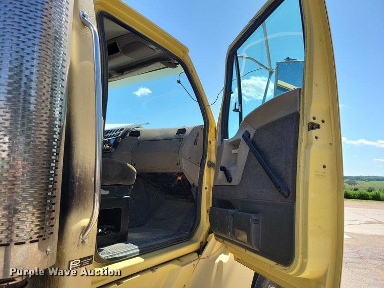 image for item DX7116 2002 Sterling AT9500 semi truck