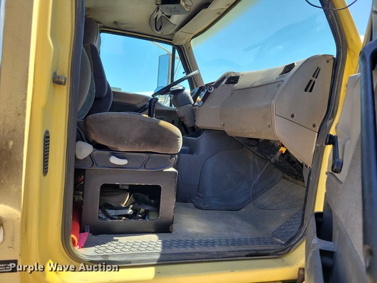 image for item DX7116 2002 Sterling AT9500 semi truck