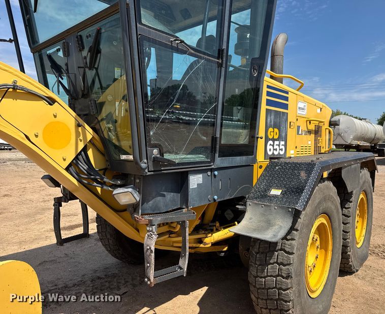 image for item DY0218 2005 Komatsu  GD655-3C motor grader