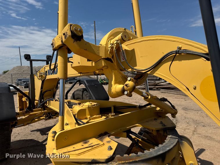 image for item DY0218 2005 Komatsu  GD655-3C motor grader