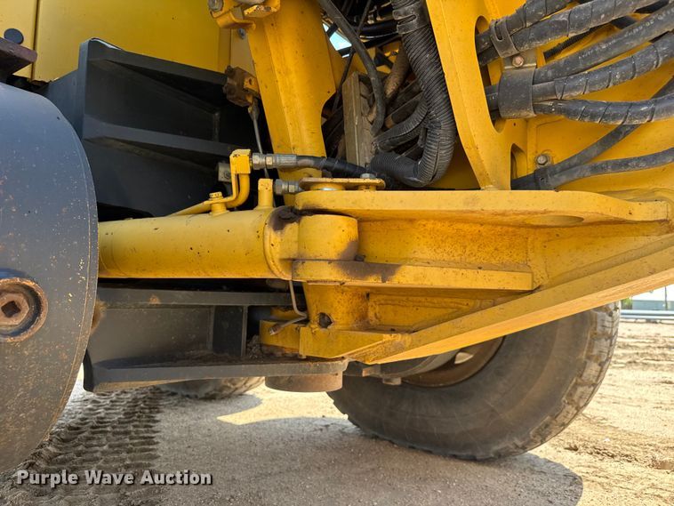 image for item DY0218 2005 Komatsu  GD655-3C motor grader