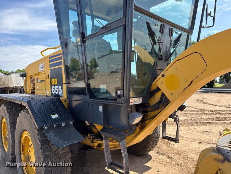 image for item DY0218 2005 Komatsu  GD655-3C motor grader