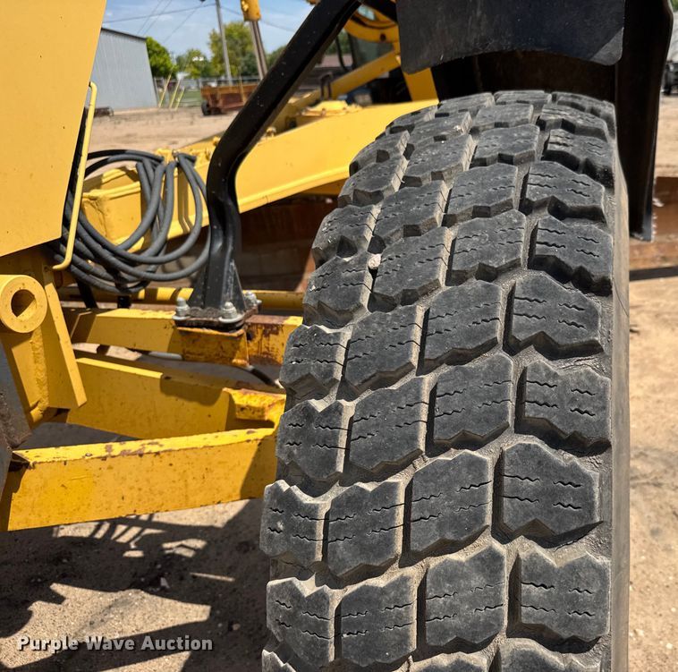 image for item DY0218 2005 Komatsu  GD655-3C motor grader