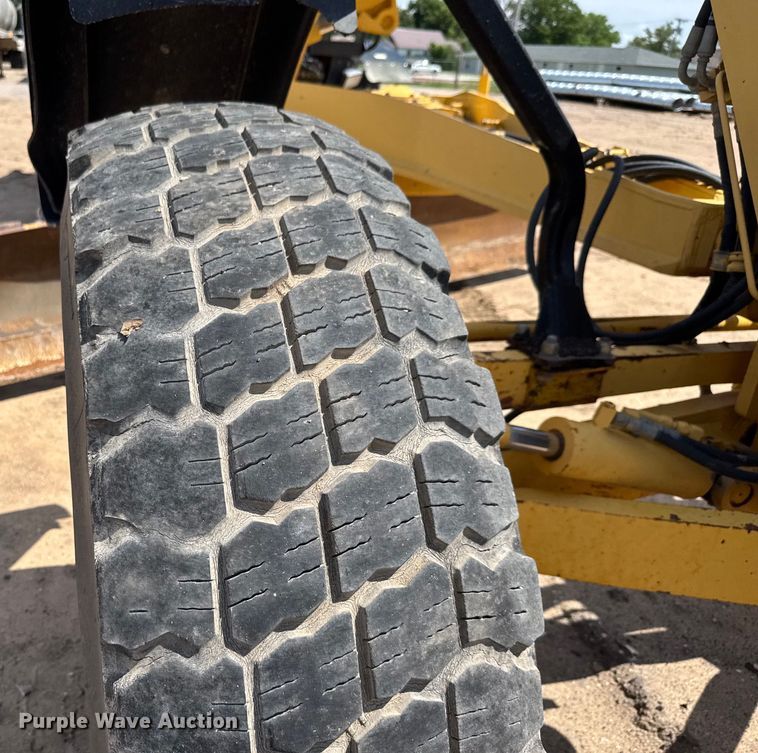 image for item DY0218 2005 Komatsu  GD655-3C motor grader