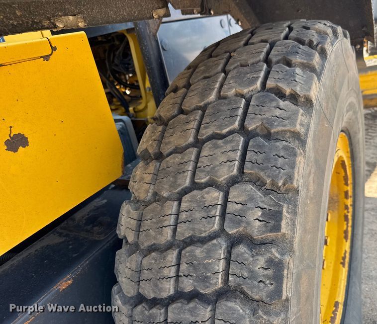 image for item DY0218 2005 Komatsu  GD655-3C motor grader