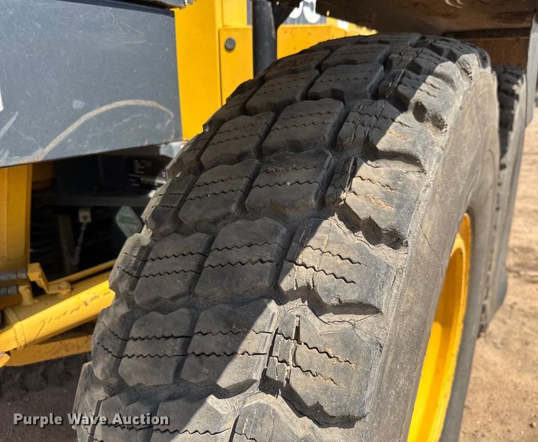 image for item DY0218 2005 Komatsu  GD655-3C motor grader