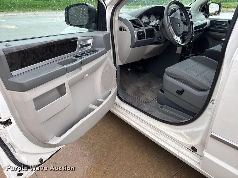 image for item DY0224 2010 Dodge Grand Caravan SXT van