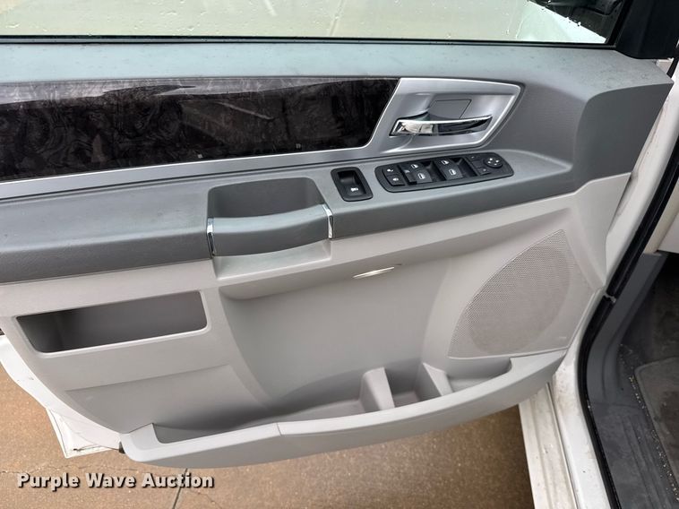 image for item DY0224 2010 Dodge Grand Caravan SXT van