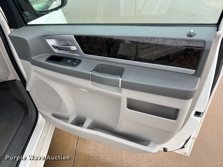 image for item DY0224 2010 Dodge Grand Caravan SXT van