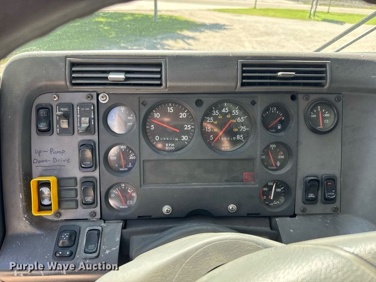 image for item DY0225 2004 Freightliner  Eagle pumper fire truck