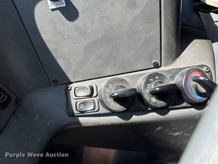 image for item DY0225 2004 Freightliner  Eagle pumper fire truck