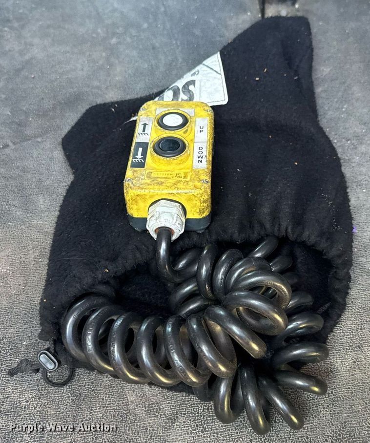 image for item DY0225 2004 Freightliner  Eagle pumper fire truck