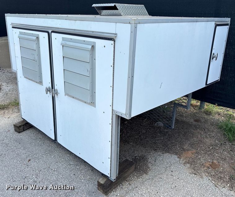 image for item DY0682 Deerskin truck bed dog box 