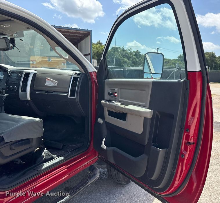 image for item DY0685 2011 Dodge Ram 4500 ambulance