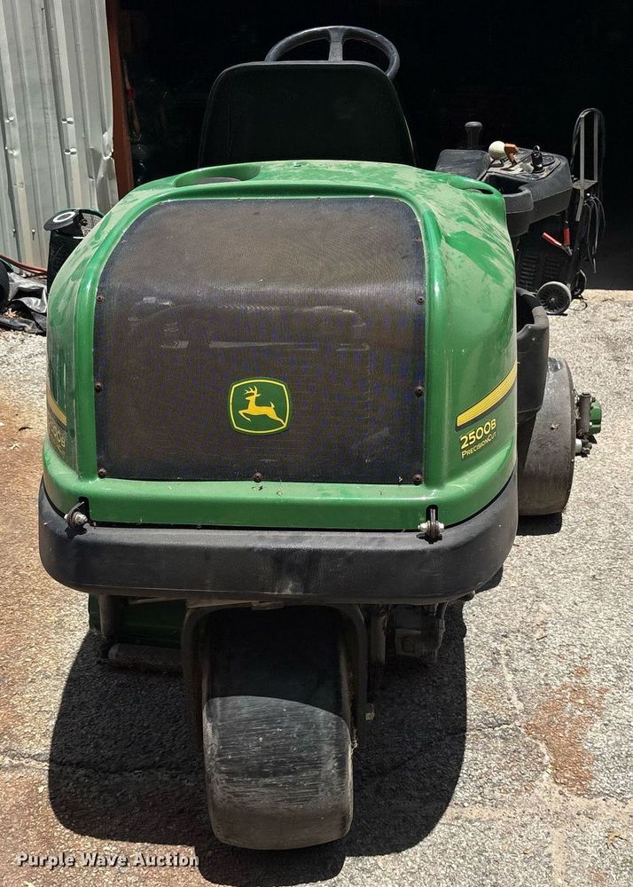 image for item DY0690 2010 John Deere 2500B reel mower