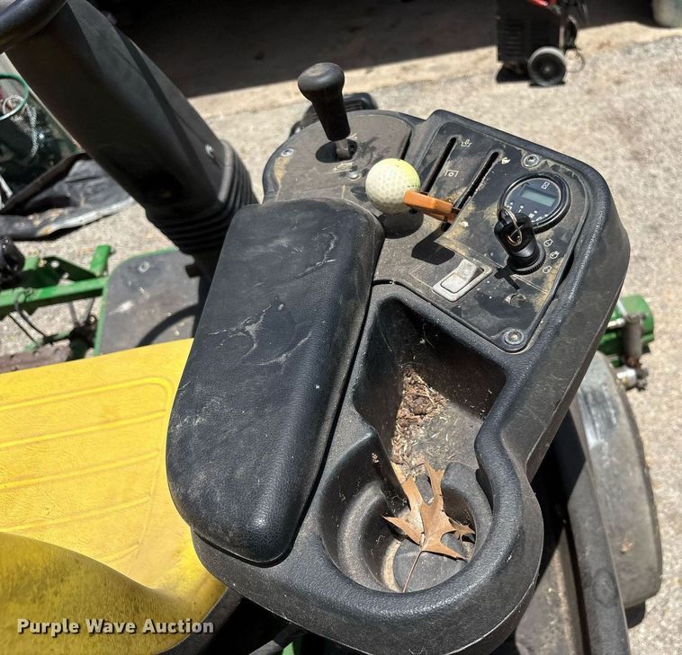 image for item DY0690 2010 John Deere 2500B reel mower