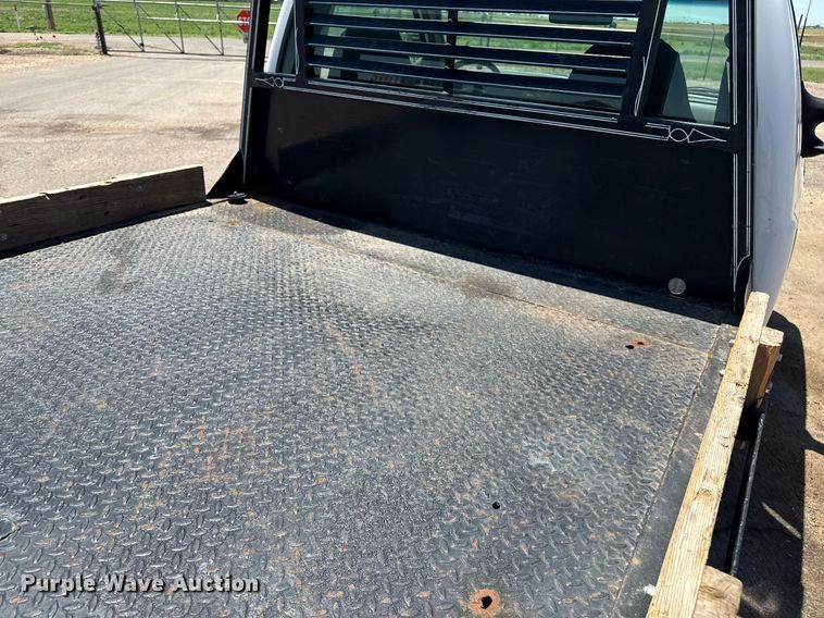 image for item DZ8522 2003 Ford F250 Super Duty flatbed pickup truck