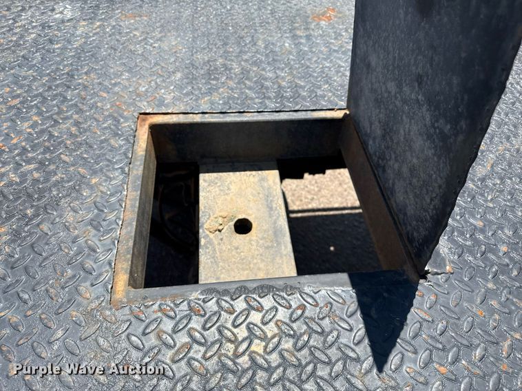 image for item DZ8522 2003 Ford F250 Super Duty flatbed pickup truck