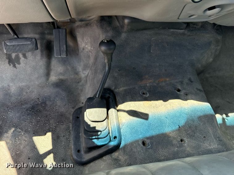 image for item DZ8522 2003 Ford F250 Super Duty flatbed pickup truck