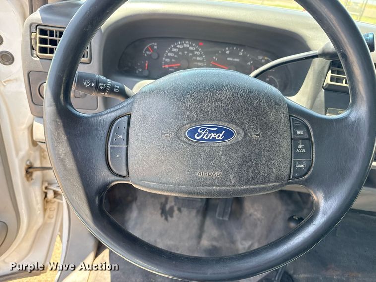 image for item DZ8522 2003 Ford F250 Super Duty flatbed pickup truck