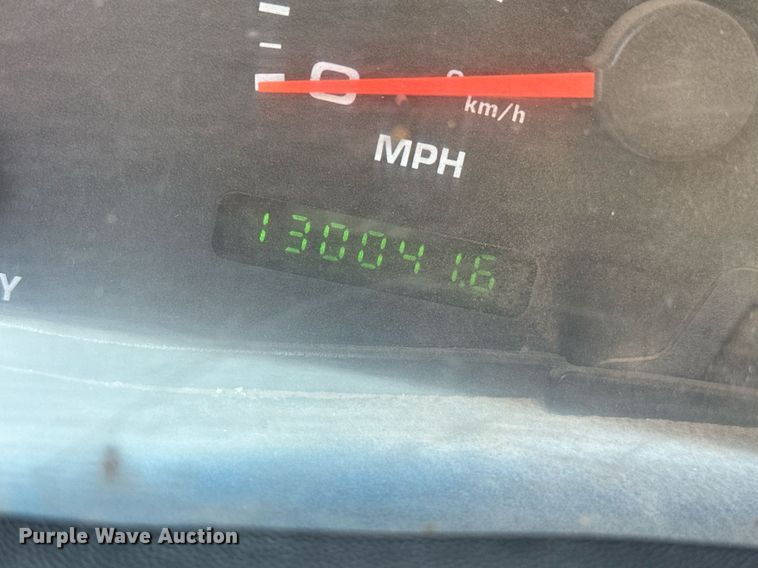 image for item DZ8522 2003 Ford F250 Super Duty flatbed pickup truck