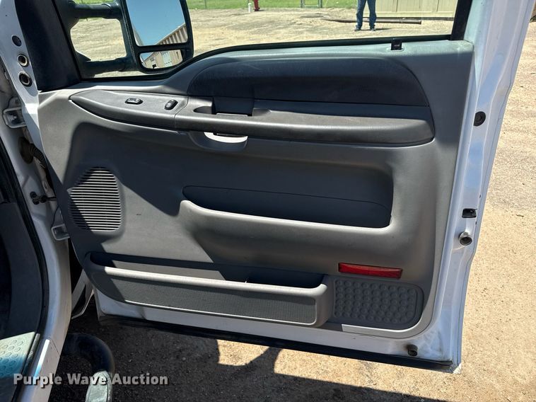 image for item DZ8522 2003 Ford F250 Super Duty flatbed pickup truck