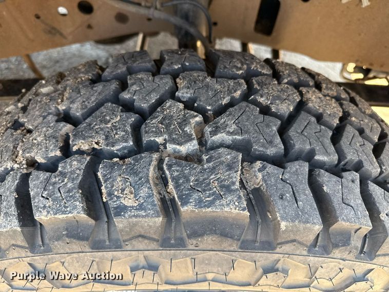 image for item DZ8522 2003 Ford F250 Super Duty flatbed pickup truck