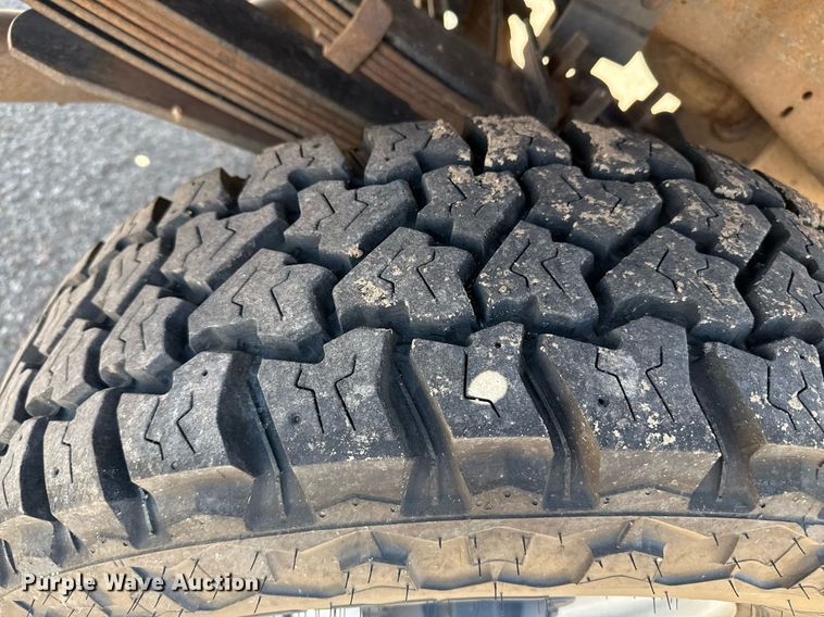 image for item DZ8522 2003 Ford F250 Super Duty flatbed pickup truck