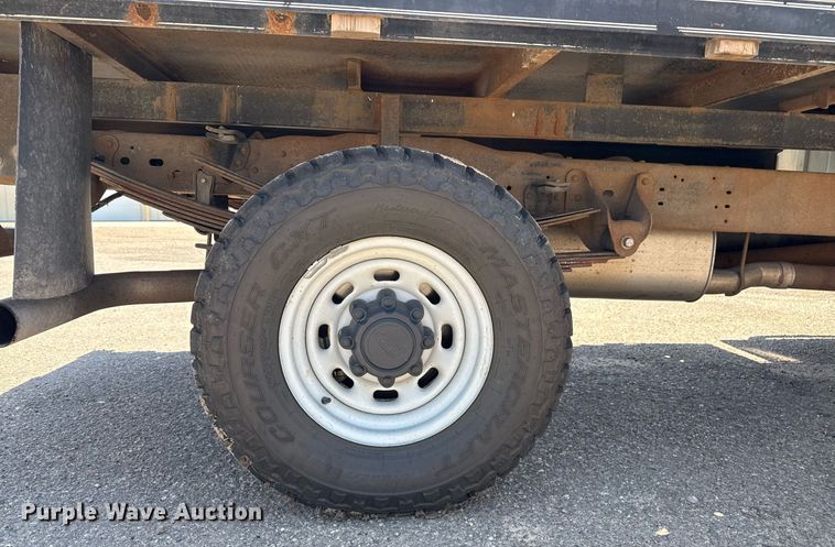 image for item DZ8522 2003 Ford F250 Super Duty flatbed pickup truck