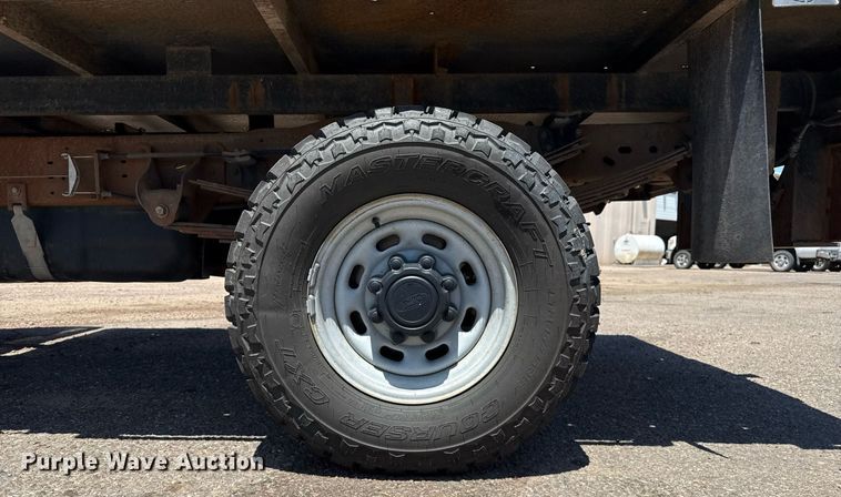 image for item DZ8522 2003 Ford F250 Super Duty flatbed pickup truck