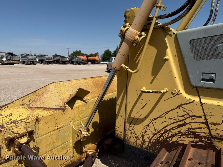 image for item DZ8526 1994 Komatsu D65EX-12 dozer