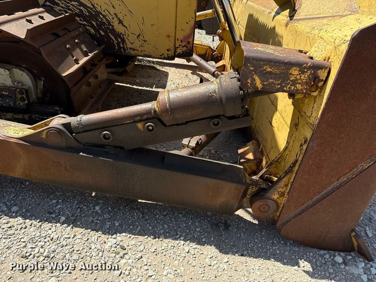 image for item DZ8526 1994 Komatsu D65EX-12 dozer