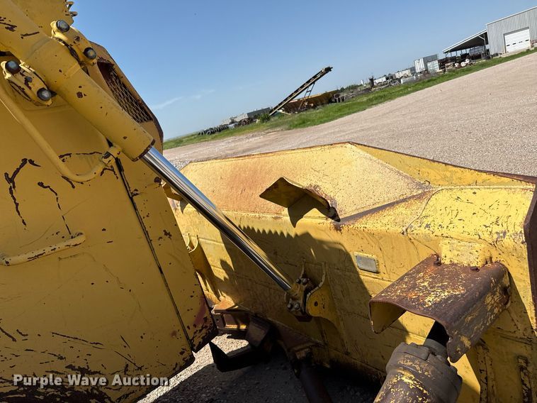 image for item DZ8526 1994 Komatsu D65EX-12 dozer