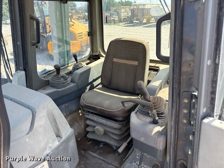 image for item DZ8526 1994 Komatsu D65EX-12 dozer