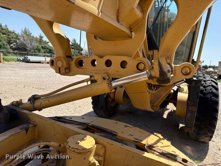 image for item DZ8528 2001 Caterpillar 140H motor grader