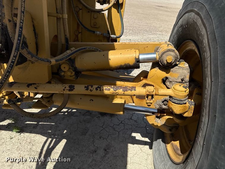 image for item DZ8528 2001 Caterpillar 140H motor grader