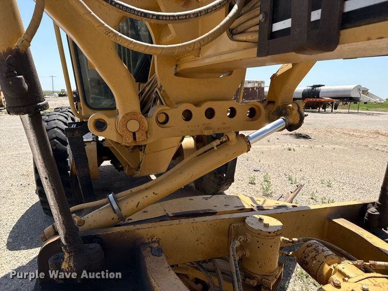 image for item DZ8528 2001 Caterpillar 140H motor grader