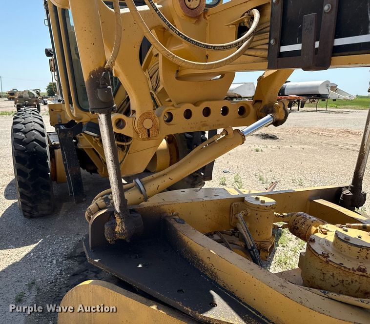 image for item DZ8528 2001 Caterpillar 140H motor grader