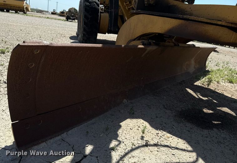 image for item DZ8528 2001 Caterpillar 140H motor grader