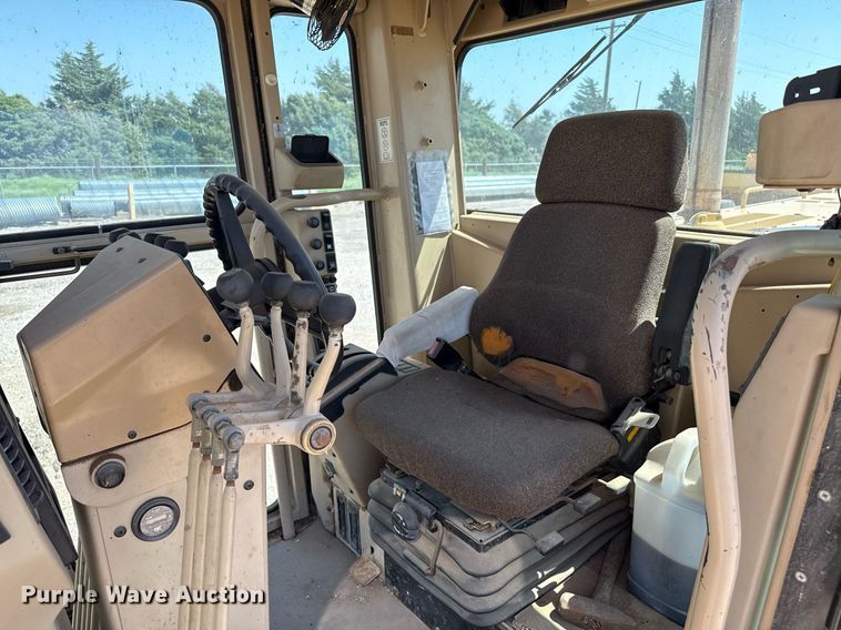 image for item DZ8528 2001 Caterpillar 140H motor grader