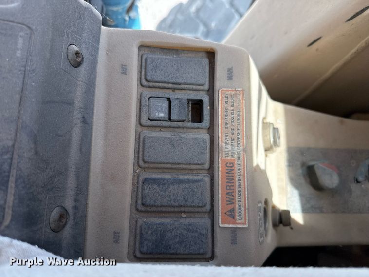 image for item DZ8528 2001 Caterpillar 140H motor grader