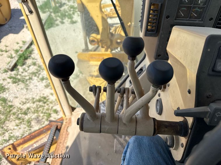 image for item DZ8528 2001 Caterpillar 140H motor grader