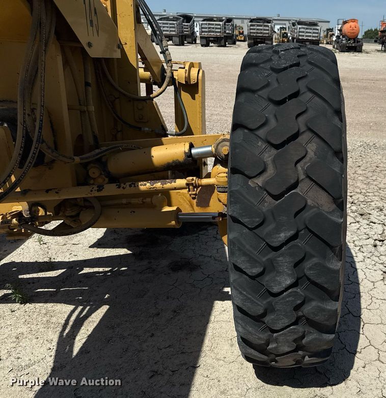 image for item DZ8528 2001 Caterpillar 140H motor grader