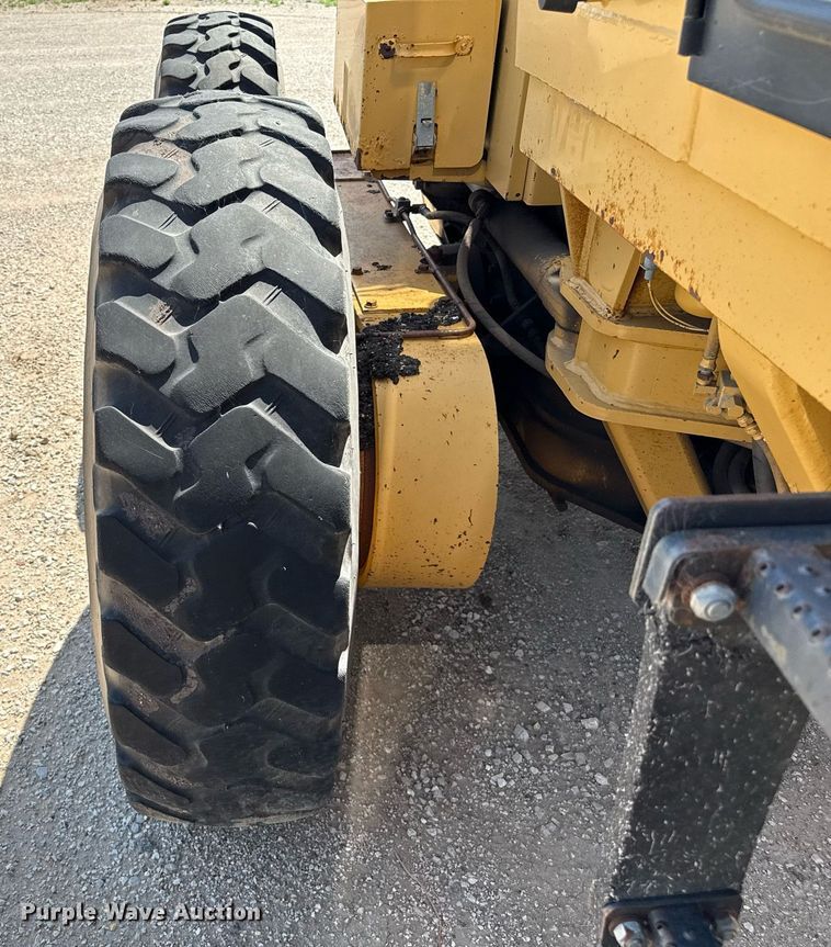 image for item DZ8528 2001 Caterpillar 140H motor grader