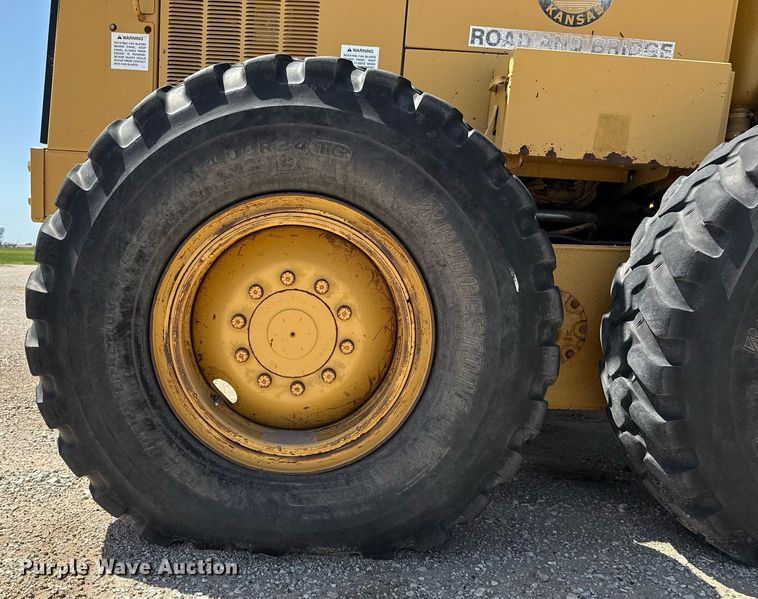 image for item DZ8528 2001 Caterpillar 140H motor grader