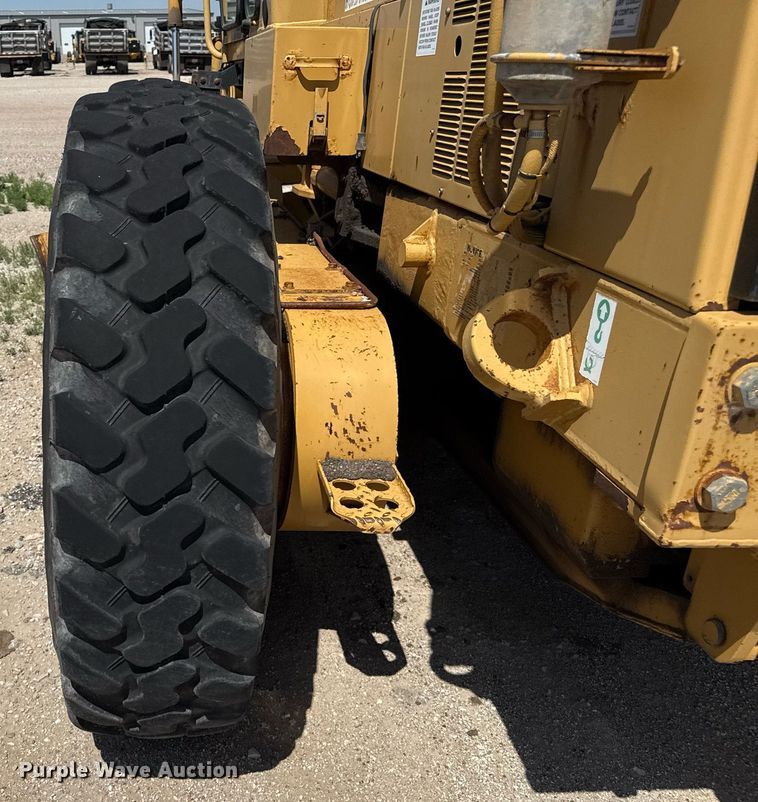 image for item DZ8528 2001 Caterpillar 140H motor grader