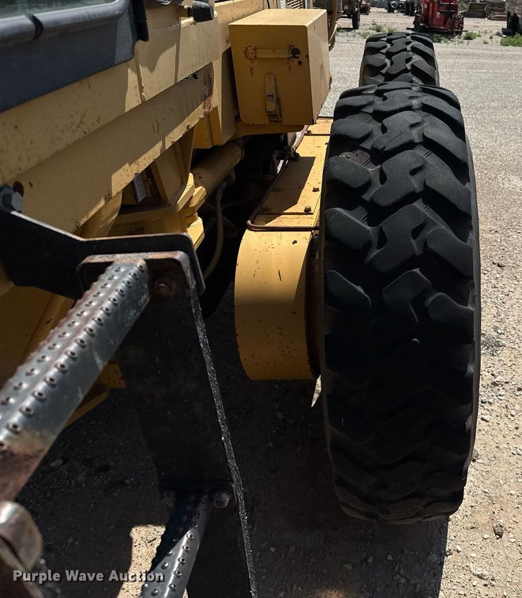 image for item DZ8528 2001 Caterpillar 140H motor grader